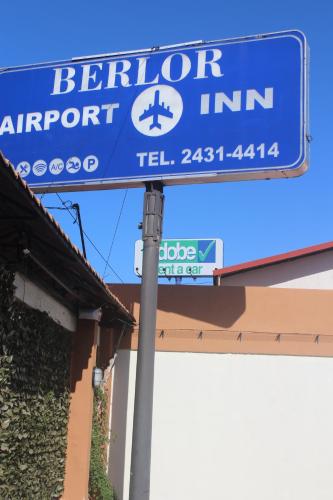 a blue sign for a refrider support inn at Berlor Airport Inn in Alajuela City
