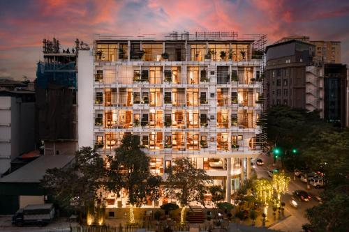 un edificio iluminado en una ciudad por la noche en 22Land Hotel & Residence, en Hanói