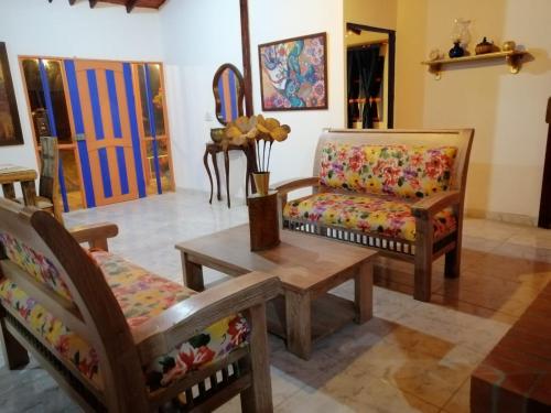a living room with two chairs and a table at Génesis, un lugar para descansar y disfrutar in Santa Elena