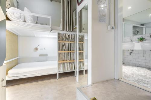 a room with bunk beds and a sink at 109台北旅館-台北109青旅 109 Taipei Hotel - Taipei 109 Hostel in Taipei