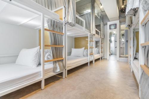 a hallway with bunk beds in a hostel at 109台北旅館-台北109青旅 109 Taipei Hotel - Taipei 109 Hostel in Taipei