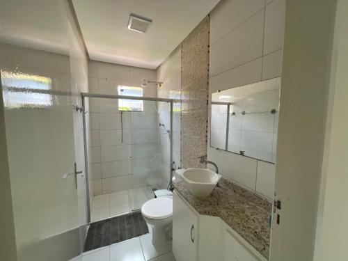 a bathroom with a toilet and a sink at Apartamento com ar condicionado em Seabra in Seabra