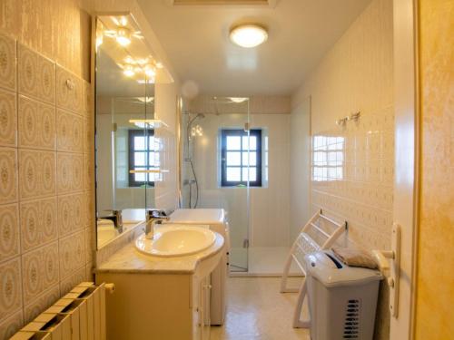 a bathroom with a sink and a shower and a toilet at Gîte Montignac, 5 pièces, 8 personnes - FR-1-616-218 in Montignac
