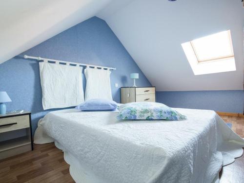 ein Schlafzimmer mit einem weißen Bett und einer blauen Wand in der Unterkunft Gîte Le Lardin-Saint-Lazare, 4 pièces, 6 personnes - FR-1-616-220 in Saint-Lazare
