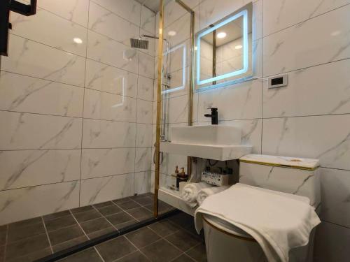 a bathroom with a sink and a mirror at 站前 遇見131-車站正對面-住宿兩晚24小時免費機車 詳情請事先電話聯繫了解活動方案 每日限額三名 in Hualien City