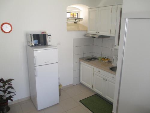 Una cocina o kitchenette en Apartments Bašić