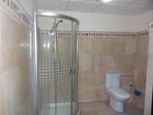 een badkamer met een douche en een toilet bij MCL Majorelle Appartement in Marrakesh