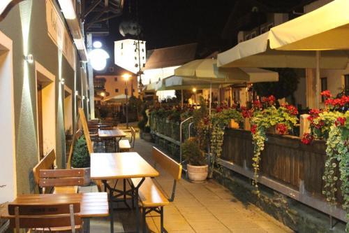 Restaurace v ubytování Bayerische Gastwirtschaft Dimpfl-Stadl