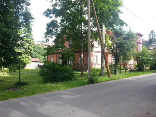 una calle vacía delante de una casa en Strelnieku Avenue Apartment Jurmala, en Jūrmala