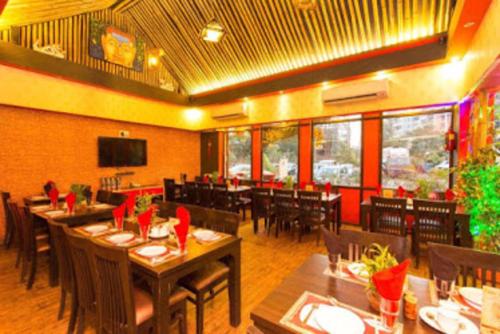 En restaurant eller et spisested på Hotel Krishna Avtar