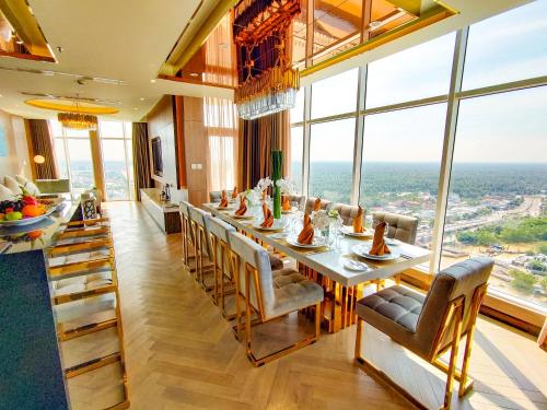 een eetkamer met een lange tafel en stoelen bij Diamond Stars Ben Tre Hotel in Ben Tre