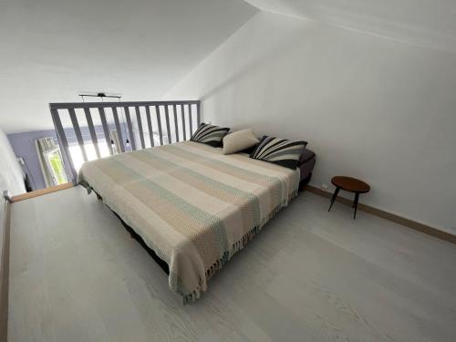 ein Schlafzimmer mit einem Bett und einem Tisch darin in der Unterkunft Papangue in Saint-Denis