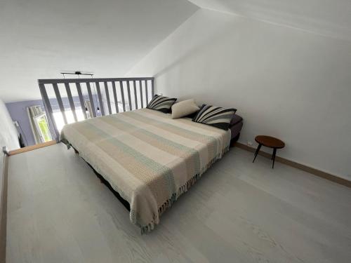 Un dormitorio con una cama y una mesa dentro. en Papangue, en Saint-Denis