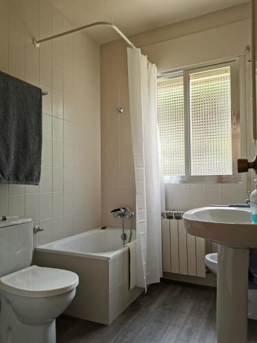 łazienka z wanną, toaletą i umywalką w obiekcie Casita independiente con jardín y chimenea. w mieście Cercedilla