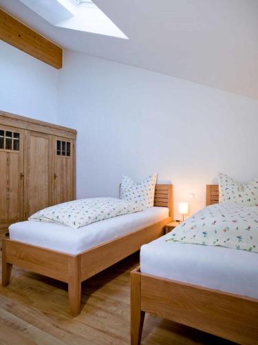 two twin beds in a room with at Ferienhof "Schoppa-Haisl" in Sonnen