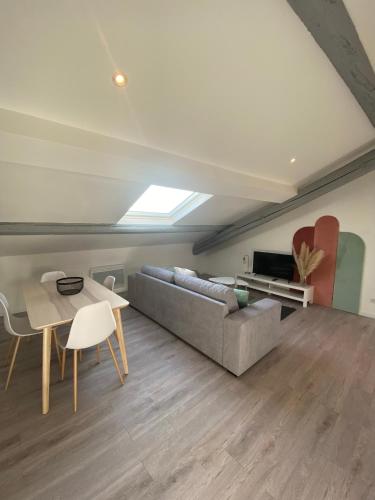 un salon avec un canapé et une table dans l'établissement Liberté 1 - T2 proche gare et centre commercial polygone- Beziers- Wifi- Tv connecté, à Béziers