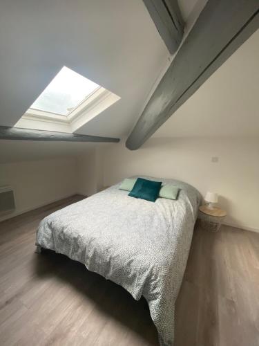 une chambre avec un lit et une lucarne dans l'établissement Liberté 1 - T2 proche gare et centre commercial polygone- Beziers- Wifi- Tv connecté, à Béziers