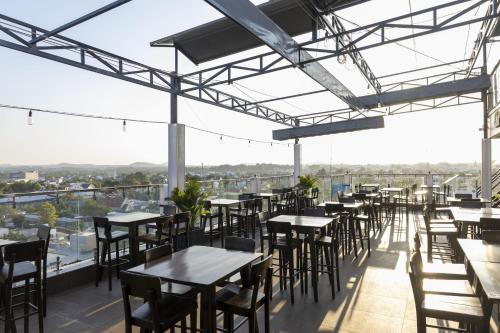 Un restaurante u otro lugar para comer en Hapyson