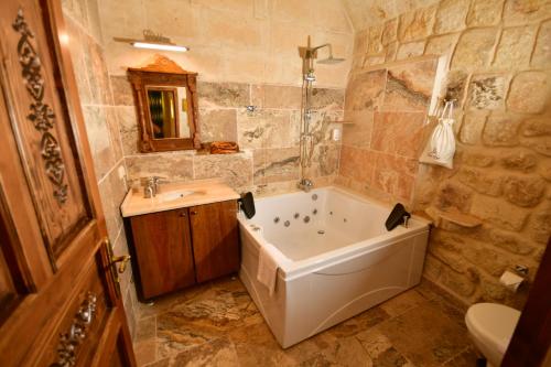 Ванная комната в NOSTALJİ CAVE SUİT HOTEL