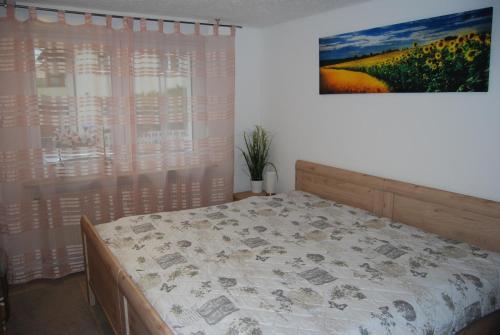 ein Schlafzimmer mit einem Bett und einem Wandgemälde in der Unterkunft Gemütliches ZUHAUSE fühlen in Singen