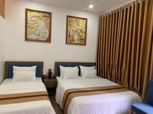 Кровать или кровати в номере Duc Long Hotel