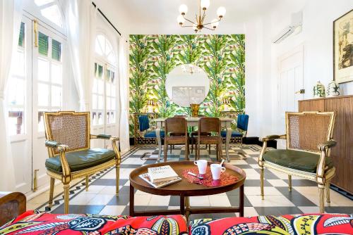 a living room with a table and chairs at Genteel Home Romanilla in Granada