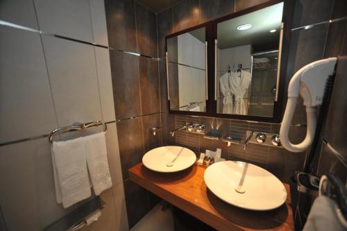 a bathroom with two sinks and a mirror at Ontur Butik Hotel in Ankara