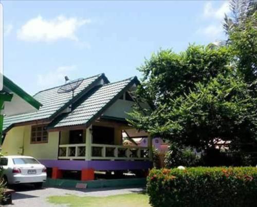Ban Pak Namにあるบ้านสุขกมลแววดาวบ้านเดี่ยว1ห้องนอนの太陽屋根付きの家