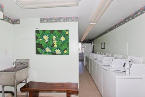 een badkamer met een rij wastafels en toiletten bij Ilikai Marina Studio City View Condos with Fully Equipped Kitchens & Free Wifi in Honolulu
