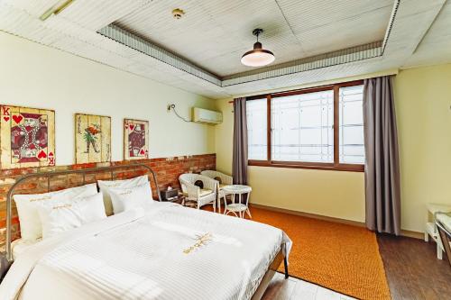 a bedroom with a bed and a window at Residence Hotel Blue Ocean View in Ulsan
