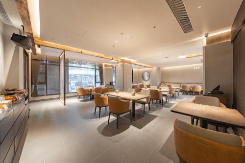 A restaurant or other place to eat at Holiday Inn Express Shanghai Expo Centre, an IHG Hotel