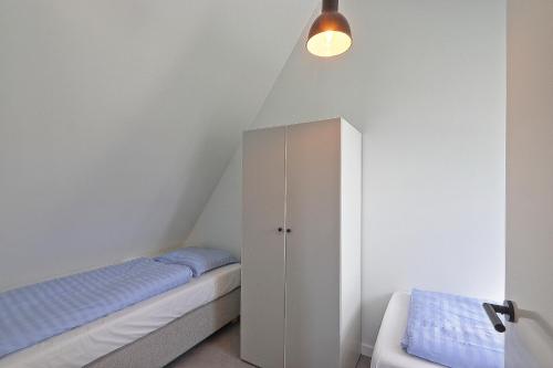 1 dormitorio con 1 cama y armario en Vakantiehuis Poldertje 1A - Baddomburg, en Domburg