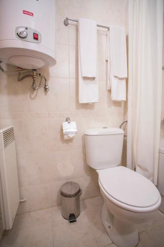 a bathroom with a toilet and a sink and towels at Bright Studio in a Spacious Complex in the Valley by Flat Mаnager in Bansko