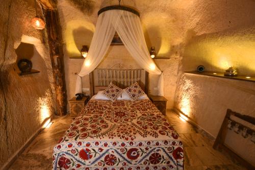Ένα ή περισσότερα κρεβάτια σε δωμάτιο στο NOSTALJİ CAVE SUİT HOTEL