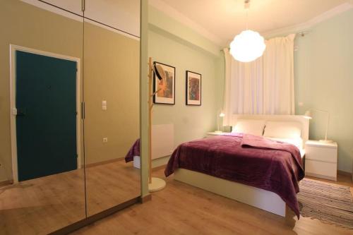 アテネにあるAthens Plaka Modern Decorated Apartmentのベッドルーム1室(ベッド1台、ガラスドア付)