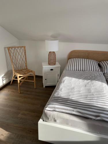 1 dormitorio con 1 cama, 1 silla y 1 mesa en Ferienhaus Eni, en Löbnitz