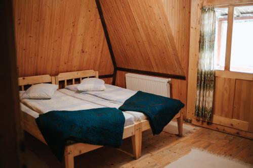 Ein Bett oder Betten in einem Zimmer der Unterkunft Cabana Iubu
