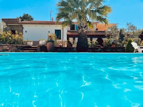 uma piscina azul em frente a uma casa em VILLA "Casa al Chiazzullo" em Mirabella Eclano