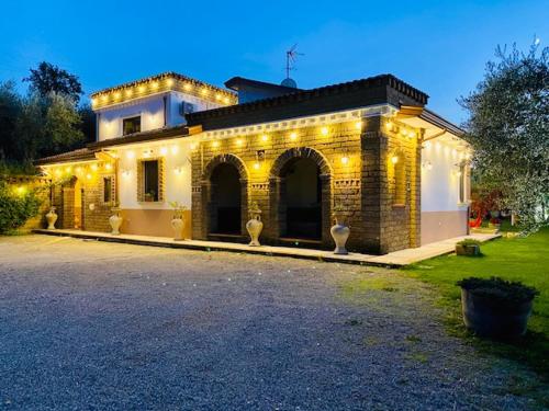 um grande edifício de tijolos com luzes em VILLA "Casa al Chiazzullo" em Mirabella Eclano