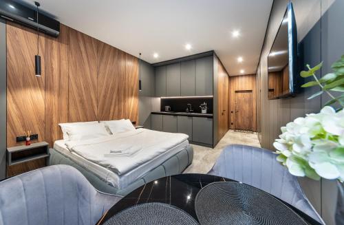 מיטה או מיטות בחדר ב-Апартаменти-студіо "Premium Lux Apartments French Quarter 2" з гідромасажною ванною чи з душем