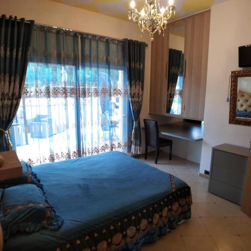 une chambre avec un lit, un bureau et une fenêtre dans l'établissement French Riviera Gaudissard, à Vence