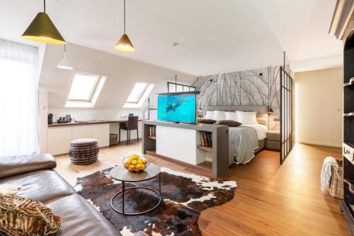 a living room with a bed and a tv on a table at Cosmopolite Hotel Nieuwpoort-Bad in Nieuwpoort