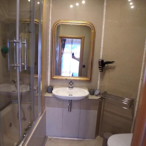 une salle de bain avec un lavabo, une douche et un miroir dans l'établissement French Riviera Gaudissard, à Vence