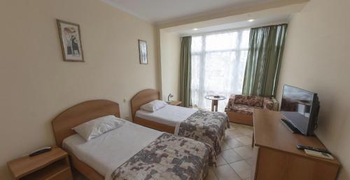 ラザレフスコエにあるVilla Ninaのベッド2台とテレビが備わるホテルルームです。