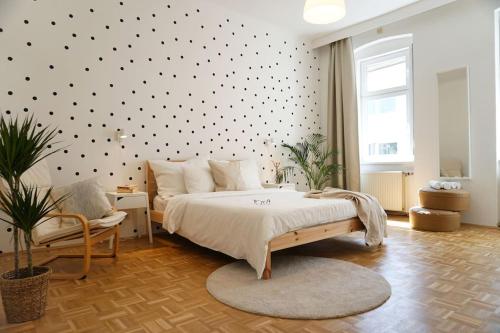 1 dormitorio con cama y pared con lunas de lunares en Large Apartments - Great for Groups - with Balcony or Terrace, en Viena