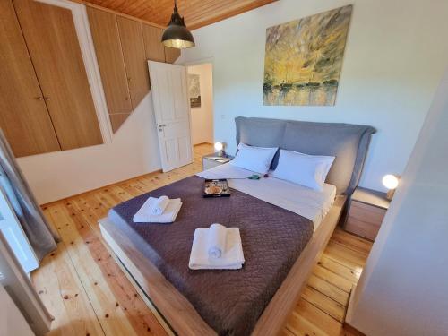 sypialnia z łóżkiem i dwoma ręcznikami na nim w obiekcie Karya Boutique Mansion w mieście Kariá