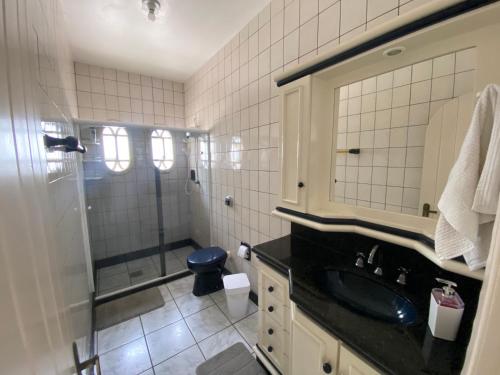 a bathroom with a sink and a toilet and a shower at Quarto Residencial320 - Timbó in Timbó