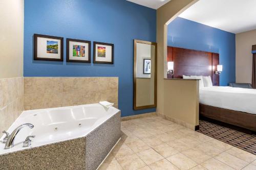 Postel nebo postele na pokoji v ubytování Comfort Suites