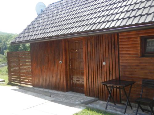 Bangunan di mana terletaknya rumah tamu ini