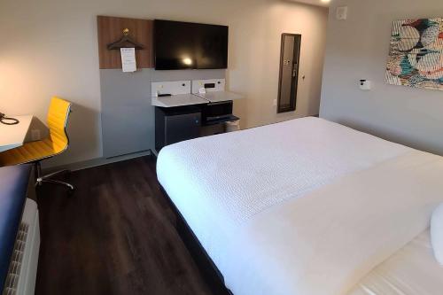 Кровать или кровати в номере Microtel Inn & Suites by Wyndham Milford